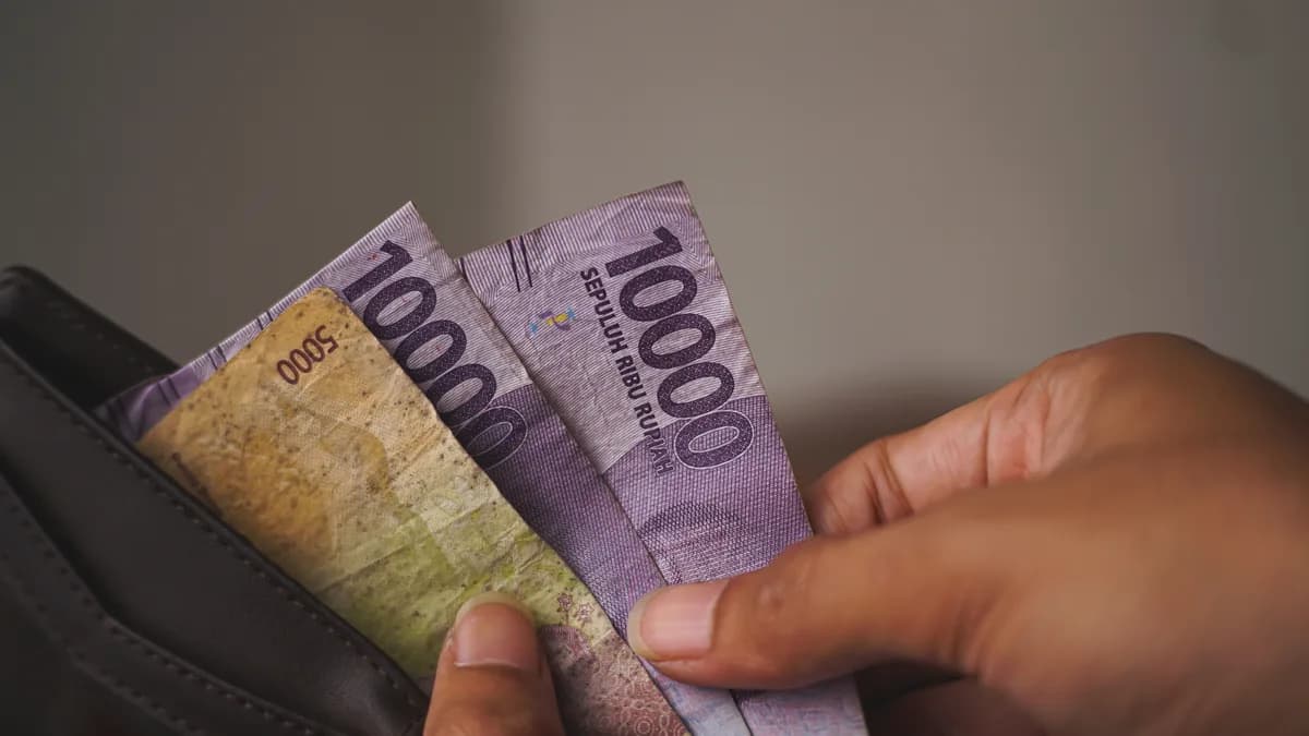 Ketahui saldo minimum yang harus dipenuhi nasabah di Bank Mandiri, BRI, dan BNI untuk menghindari biaya administrasi. Baca selengkapnya di beritaekonomi.id. #PerbankanIndonesia #Saham #Investasi.