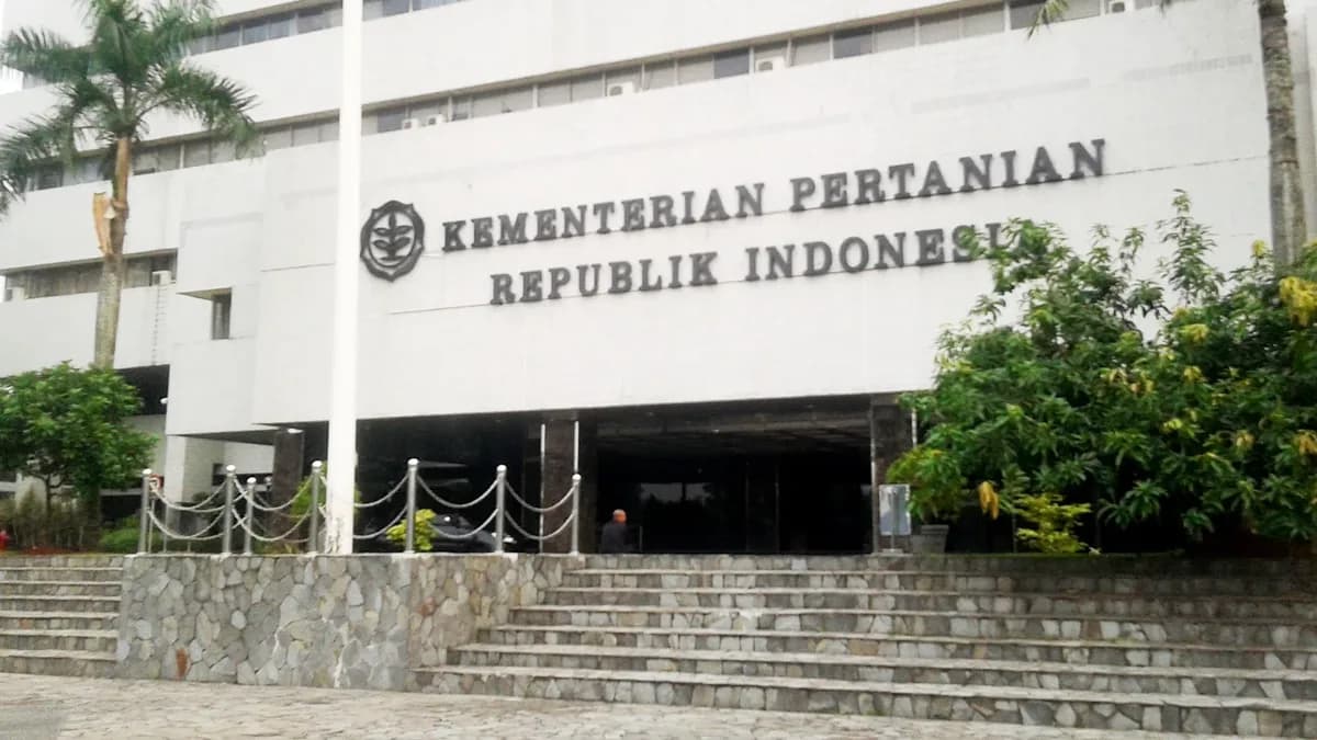 Sektor pertanian menjadi kunci ketahanan ekonomi Indonesia. Simak peran pentingnya di beritaekonomi.id. 🌾📈 #EkonomiIndonesia #Pertanian #BankIndonesia